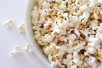 Особенности приготовления вкусных лакомств своими руками: как сделать попкорн из кукурузы в домашних условиях